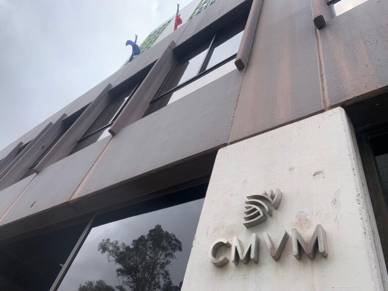 Entrada do edifício da CMVM com as bandeiras da União Europeia, Portugal e da CMVM.