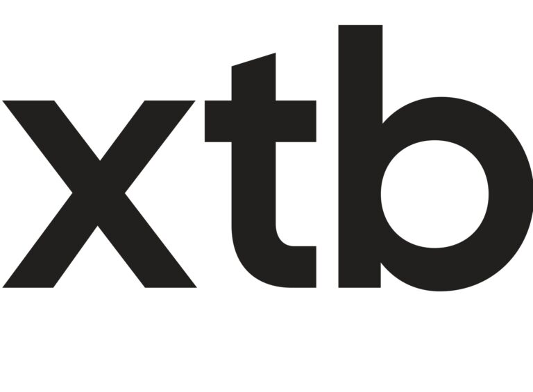 Lotótipo XTB a preto com fundo em branco e ainda o x a branco com o fundo a vermelho.
