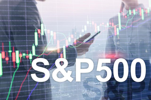 Duas silhuetas, uma masculina, outra feminina, por detrás de um reflexo no vidro que diz S&P500.