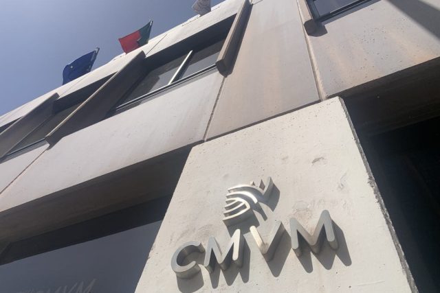 CMVM Entrada do edifício da CMVM com as bandeiras da União Europeia, Portugal e da CMVM.
