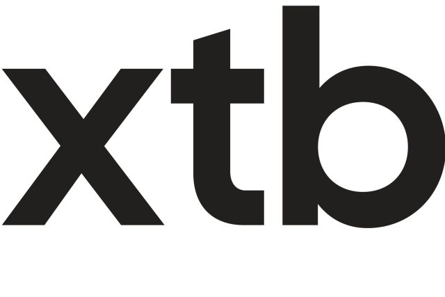 Lotótipo XTB a preto com fundo em branco e ainda o x a branco com o fundo a vermelho.