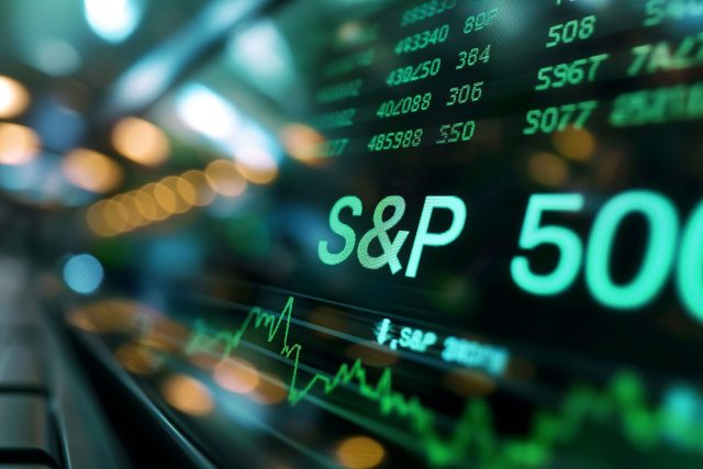 Imagem de um ecrã com um gráfico a dizer S&P500.